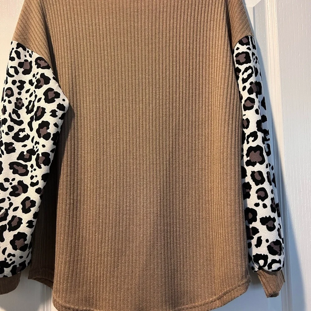 EMERY Rose Pullover Top / Tan W/Leopard Print LS Top NWOT Size M - Picture 2 of 5